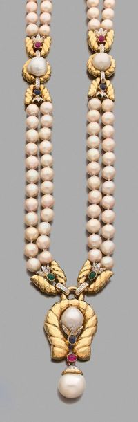 null Sautoir deux rangs de soixante-neuf perles de culture décoré de trois motifs...