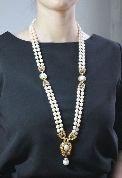 null Sautoir deux rangs de soixante-neuf perles de culture décoré de trois motifs...