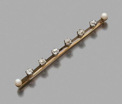 null Brooch in 750 thousandths yellow gold decorated with six antique cut diamonds...