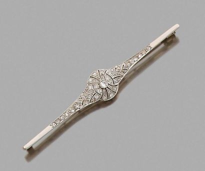 null Barrette brooch in 750 thousandths white gold set with round diamonds cut in...