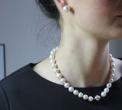 null Ensemble comprenant : un collier de trente-quatre perles de culture baroques,...