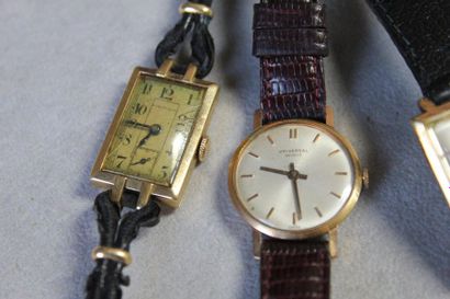  Lot comprenant : deux bracelets montres, les montres en or 750 millièmes, les tours...