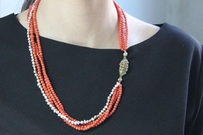 null **Necklace four rows of keshi pearls, coral and composition, the clasp in yellow...