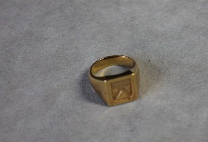 Knight's signet ring in yellow gold 750 thousandths...