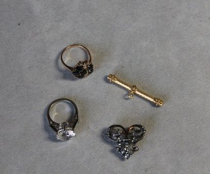 null Lot en or 750 millièmes ou métal comprenant : une clef de montre, une bague...