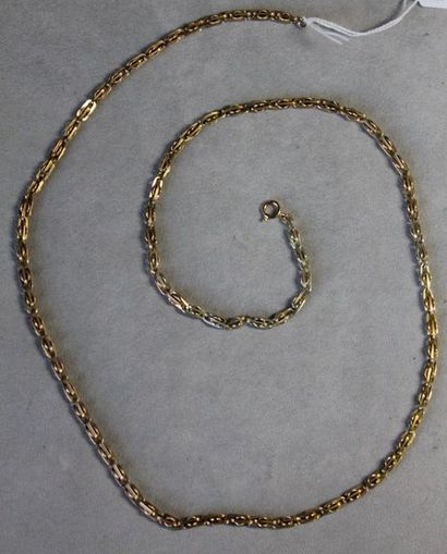 null Long necklace in yellow gold 585 thousandths, the oval links intertwined.
Length:...