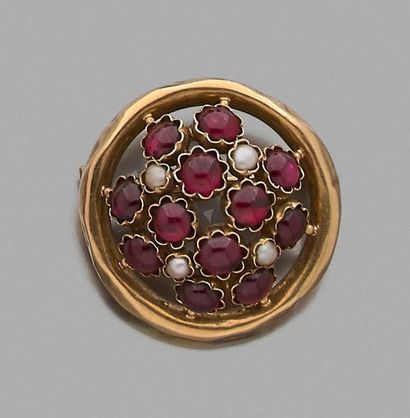 Round brooch in 750 thousandths yellow gold...