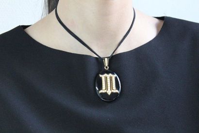 null Pendentif ovale formant médaillon orné d'un monogramme serti de demi-perles...