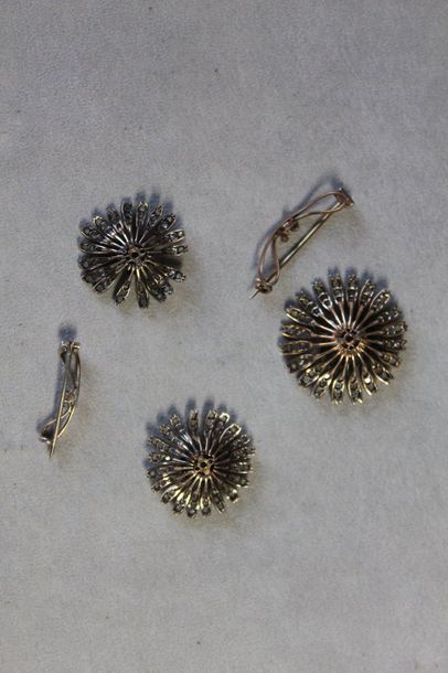 null Set of three flower motifs in 925 thousandths silver and 750 thousandths gold,...