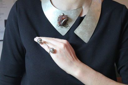 null Ensemble en métal amati de style moderne comprenant : collier, bracelet et deux...
