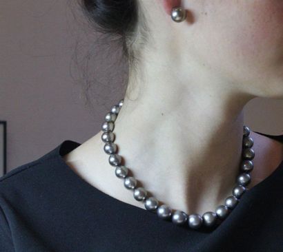 null Ensemble comprenant : un collier de trente-deux perles de culture grises en...