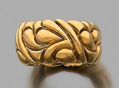 Chopard, signé. 
Bague anneau large à décor géométrique en or jaune 750 millièmes.
Tour...
