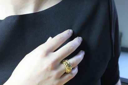 Chopard, signé. 
Bague anneau large à décor géométrique en or jaune 750 millièmes.
Tour...