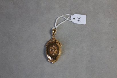 null Pendant opening medallion in yellow gold 750 thousandths partially set with...