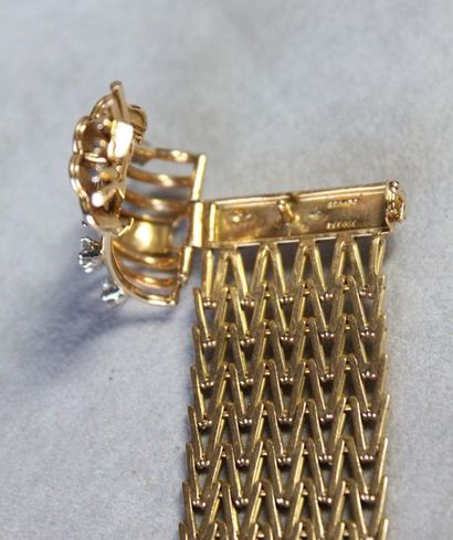 null 750 thousandths yellow gold ribbon bracelet, the openworked links decorated...