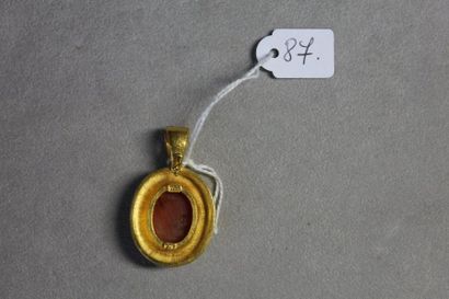Bernardeau, signé. 
Pendentif de forme ovale en or jaune 916 millièmes martelé orné...