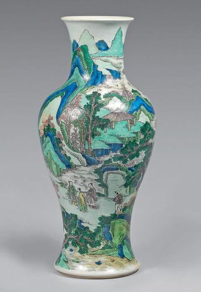 CHINE 
Vase de forme balustre à col évasé décoré en vert, bleu, rouge et brun de...