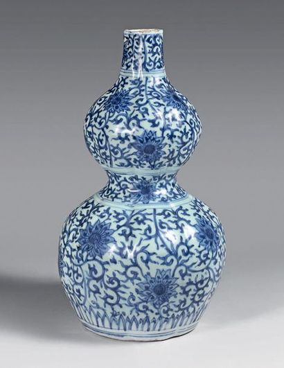 CHINE, Époque WANLI (1573-1620) 


Vase en forme de double gourde polylobée en porcelaine...
