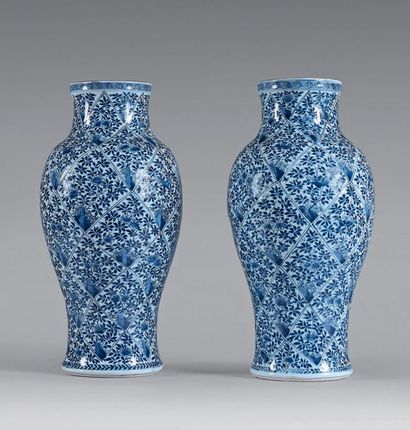 null Paire de vases balustre en porcelaine de Chine ornés de croisillons bleus feuillagés.
Hauteur:...