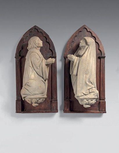 null Deux statuettes d'applique en grès sculpté d'un couple de donateur en orant,...