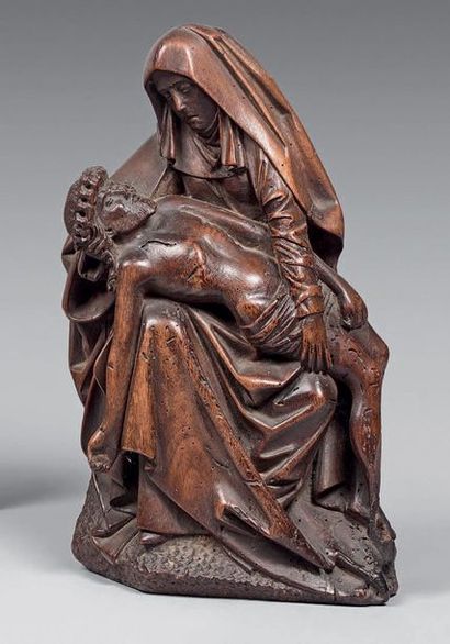 null Petite piéta en noyer, la Vierge assise sur un rocher.
XVIe siècle.
(Petits...