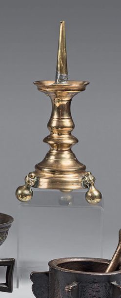 null Petit pique-cierge en bronze à fût tourné sur trois pieds boule.
Flandres, XVIIe...