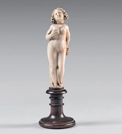 null Statuette en ivoire sculpté d'une jeune femme dénudée tenant un bouquet de fleurs.
Socle...