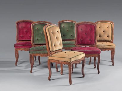 null Suite of six dining room chairs with flat backs in walnut carved with a foliage...