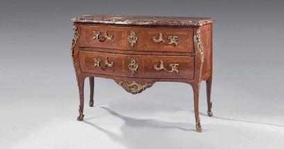 null Chest of drawers in rosewood veneer, opening with two drawers. Protruding uprights,...