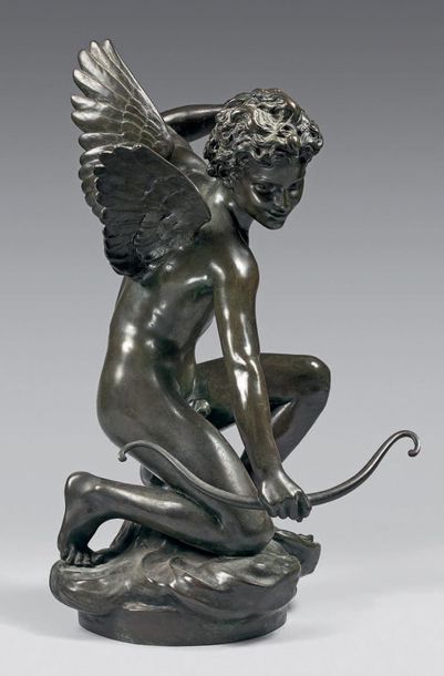 null Statuette d'un cupidon tirant à l'arc en bronze à patine verte.
Signée, fonte...