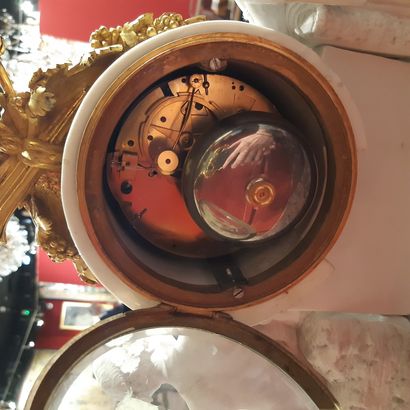 null Clock decorated with a Love with Bacchus child in biscuit framing the movement,...
