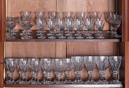 null Ensemble de verres en cristal taillé de Baccarat comprenant huit verres à eau,...