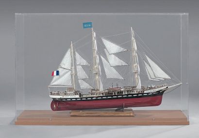 null Grande maquette du trois-mats-barque le «Belem» sous vitrine sur quatre pieds...