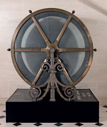null Très grand «tambour de tirage» cylindrique en bronze sur un piétement en acier...