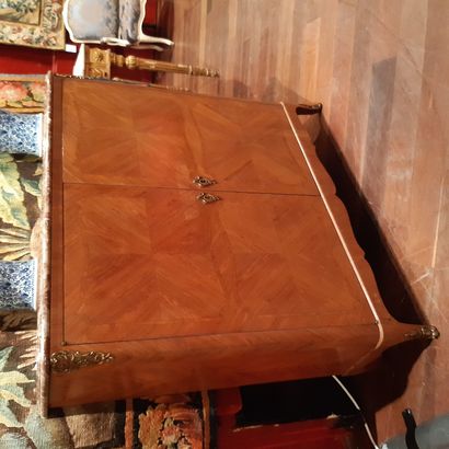 null Sideboard with rosewood veneer top, opening with two leaves. Small curved legs,...