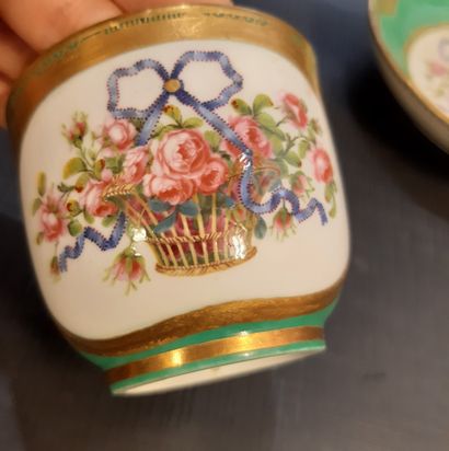 SÈVRES Gobelet bouillard et sa soucoupe, décor polychrome de paniers de roses surmontés...
