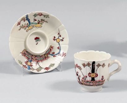 SAINT-CLOUD Tasse et sa soucoupe à galerie de forme godronnée, décor polychrome Kakiemon...