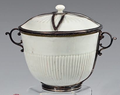 SAINT-CLOUD Pot couvert de forme godronnée émaillé blanc.
Monture en métal.
XVIIIe...