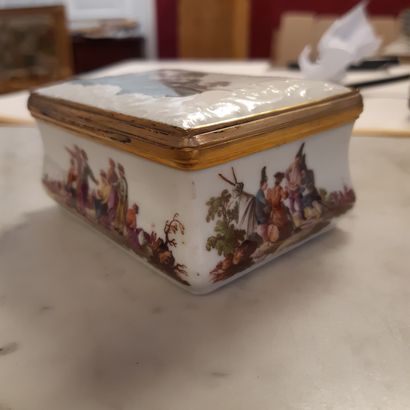 MEISSEN Boîte de forme rectangulaire décorée sur le dessus d'une scène de chasse...