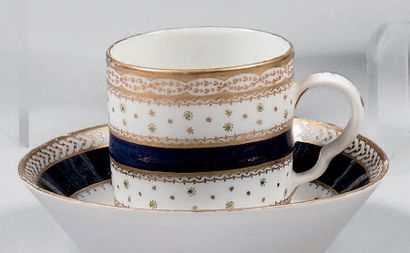 PARIS (Locré) 
Litron cup and saucer, polychrome and gold decoration of a trendy...