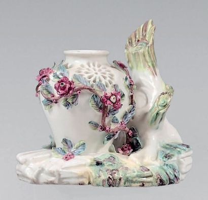 VINCENNES Vase pot-pourri ajouré, décor polychrome appliqué de branchages fleuris...