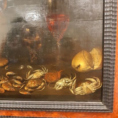École Flamande du XVIIe siècle 
Nature morte, pichets, verres, crustacés et fruits
Huile...