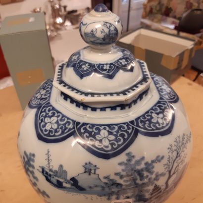 DELFT Vase couvert de forme octogonale décoré en camaïeu bleu sur la panse de soldats,...