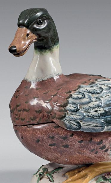 STRASBOURG Terrine couverte en forme de canard en trompe-l'oeil, décor polychrome...