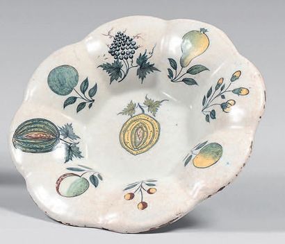 ROUEN Poly-lobed dish with small heel, polychrome decoration of pears, apples, grapes,...