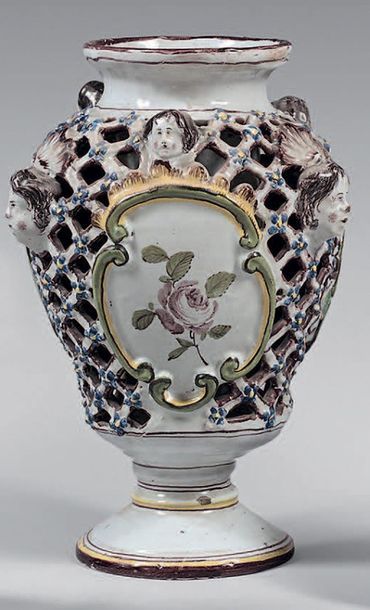ALLEMAGNE DU NORD (attribué à KIEL) 
Vase en faïence de forme balustre sur piédouche...