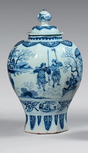 DELFT Vase couvert de forme octogonale décoré en camaïeu bleu sur la panse de soldats,...