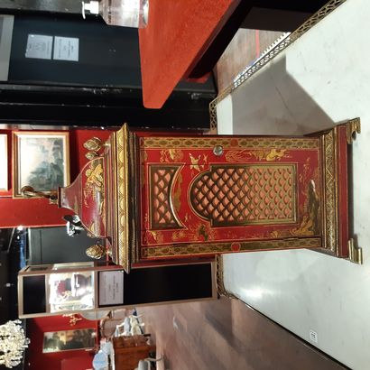 null Pendule «religieuse» en bois laqué rouge et or et bronze doré à décor chinois....