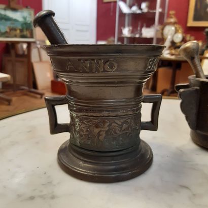 null Bronze mortar with two handles decorated with a frieze of putti in foliated...