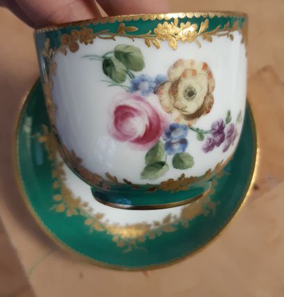 VINCENNES OU SEVRES Tasse et sa sous-tasse à décor polychrome de fleurs dans des...